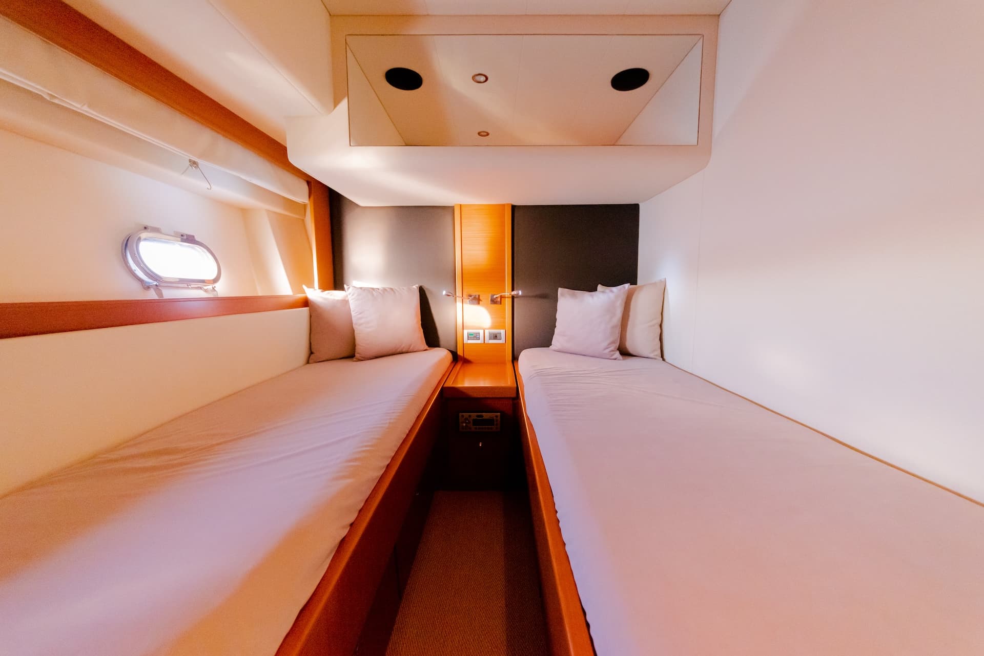 Ferretti 592 'Chill Out' 4